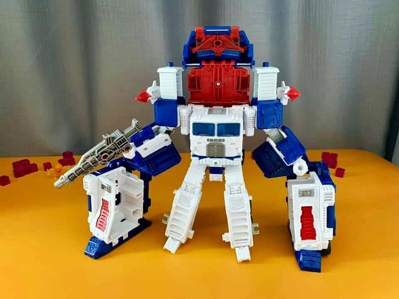 Transformers WFC Kingdom Ultra Magnus In Hand Images  (6 of 11)